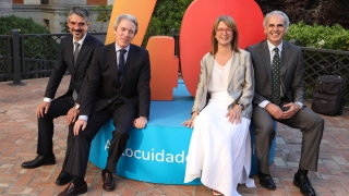Jaume Pey y Elena Zabala (anefp); Adolfo Ezquerra (DG Inspección y Ordenación. Consejería de Sanidad. CAM); y Enrique Ruiz (consejero de Sanidad. CAM)