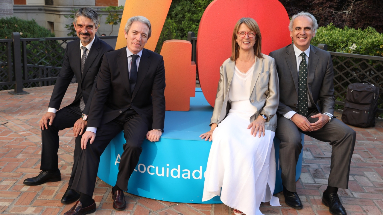 Jaume Pey y Elena Zabala (anefp); Adolfo Ezquerra (DG Inspección y Ordenación. Consejería de Sanidad. CAM); y Enrique Ruiz (consejero de Sanidad. CAM)